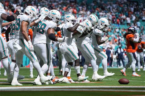 Sep 27, 2023 · The Dolphins had plenty of celebrations during record-setting 70-20 win against the Broncos, including a conga line, Tyreek Hill's leap over the wall. But why a Conga Line? 